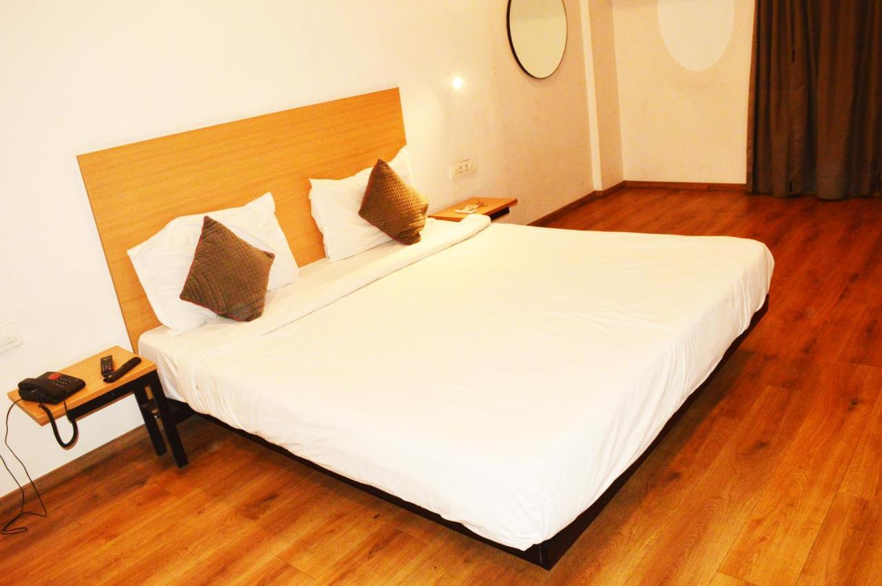 Hotel Orient Avenue Нагпур Екстериор снимка