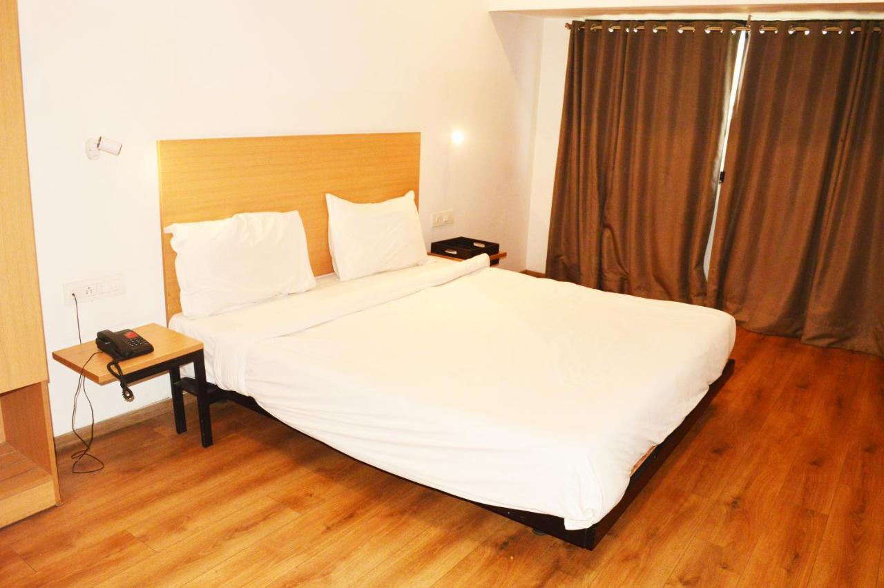 Hotel Orient Avenue Нагпур Екстериор снимка